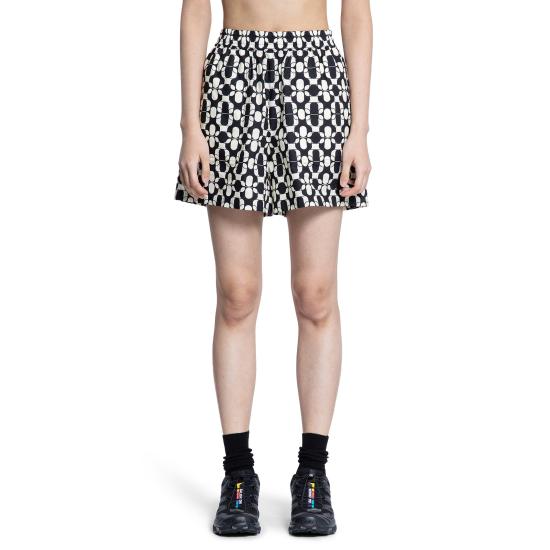 2B00023598H6F09 Black White